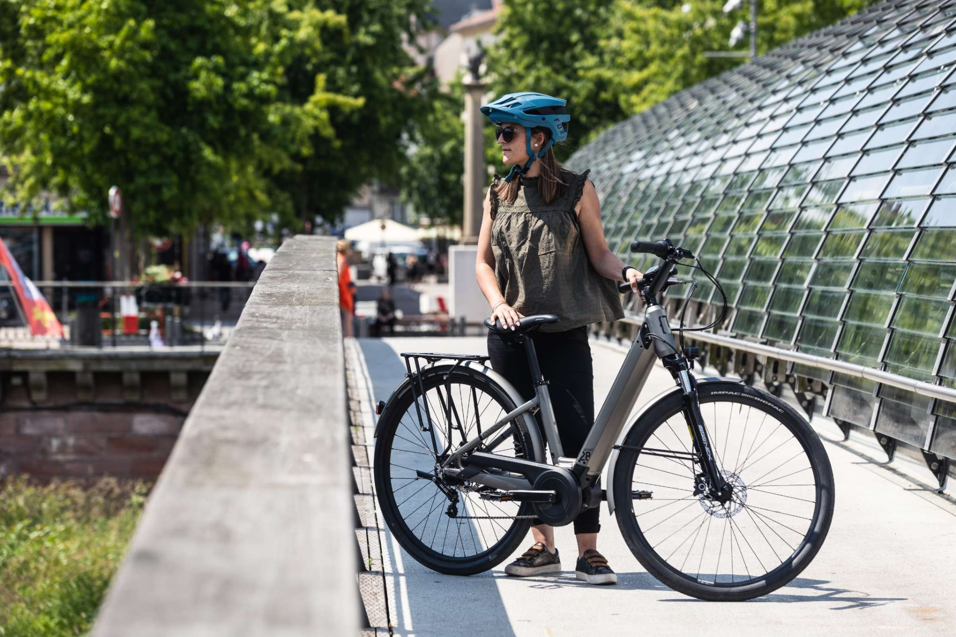 Salariée avec un vélo électrique d’entreprise